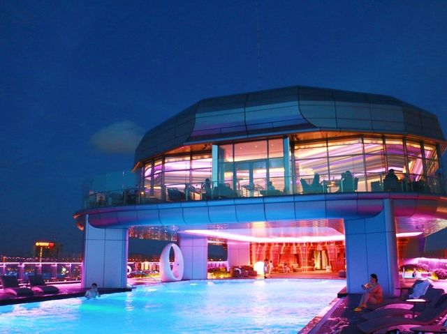 Sky pool ยามค่ำคืน 