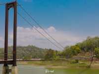 นั่งเรือมาถ่ายรูปกับสะพานของน้องน้ำกับพี่โชน
