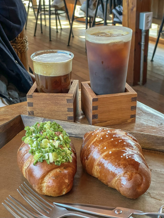 이색적인 인테리어, 소금빵 맛집 ‘소하염전’