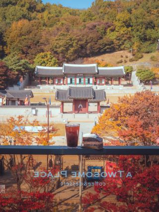 “Incheon Munhakji Branch Twosome Place Cafe” where you can have a cup of coffee and a bite of orange maple for dessert