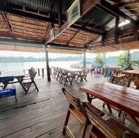 บ้านริมน้ำ