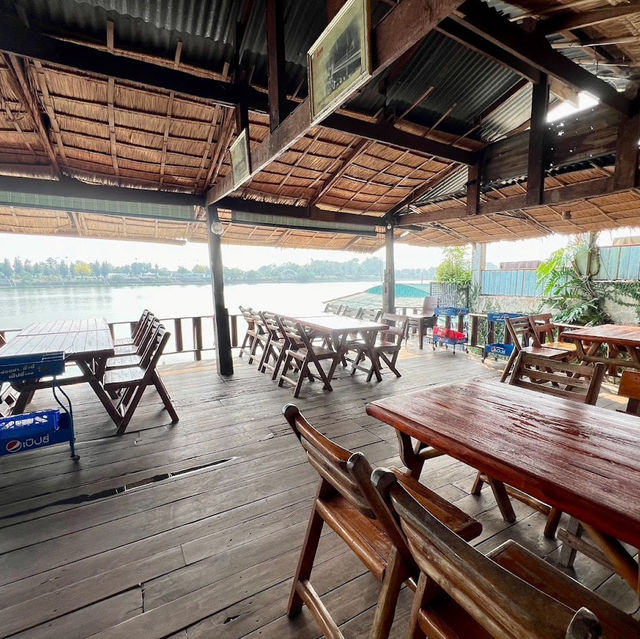 บ้านริมน้ำ