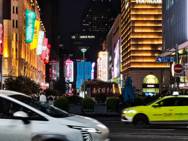 從外灘眺望東方明珠塔，順遊南京步行街體驗迷人的城市夜景