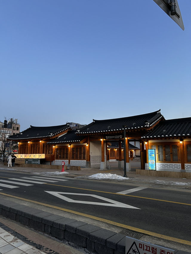 화성행궁의 웅잠함을 배경으로 다양한 문화행사가 펼쳐지는 화성행궁 광장🇰🇷
