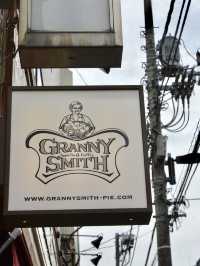 Delicious Apple Pie in Aoyama: GRANNY SMITH APPLE PIE & COFFEE