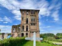凱莉古堡（Kellie’s Castle）位於馬來西亞霹靂州怡保，是一座充滿神秘色彩的未完成城堡，擁有英國殖民時期的建築風格和各種靈異傳說。