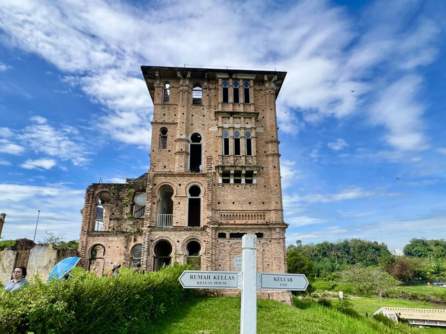 凱莉古堡（Kellie’s Castle）位於馬來西亞霹靂州怡保，是一座充滿神秘色彩的未完成城堡，擁有英國殖民時期的建築風格和各種靈異傳說。