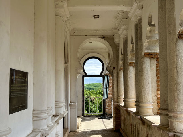 凱莉古堡（Kellie’s Castle）位於馬來西亞霹靂州怡保，是一座充滿神秘色彩的未完成城堡，擁有英國殖民時期的建築風格和各種靈異傳說。