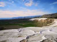 棉堡 Pamukkale，如雪白棉花般的石灰華階地貌