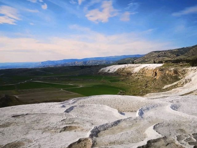 棉堡 Pamukkale，如雪白棉花般的石灰華階地貌