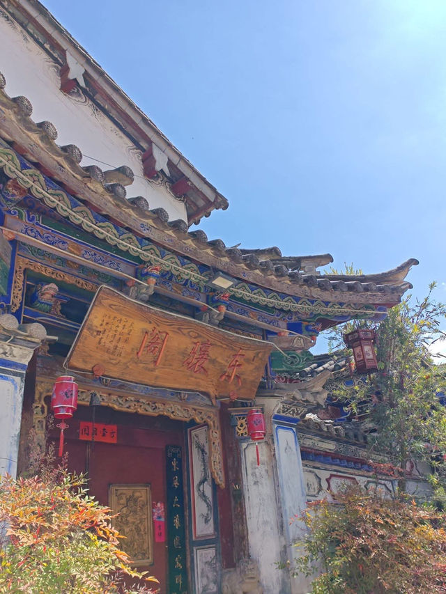 Stroll around beautiful Jianchuan Ancient Town
