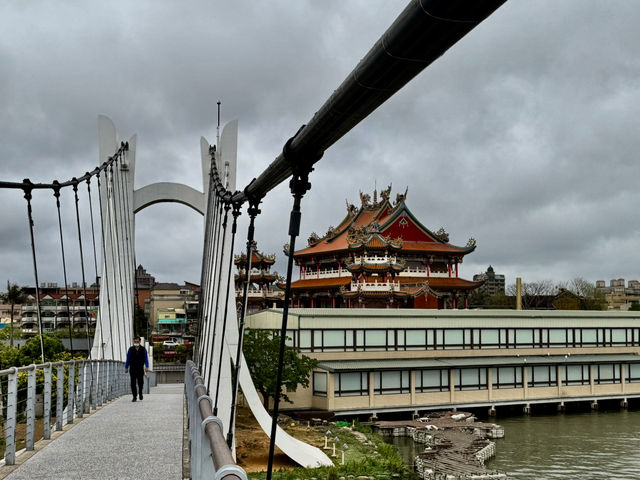 有南天宮眾神明加持及守護的龍潭大池及吊橋