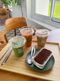 คาเฟ่สีขาวกับสนามหญ้าสีเขียว มุมพักผ่อนในวันหยุด