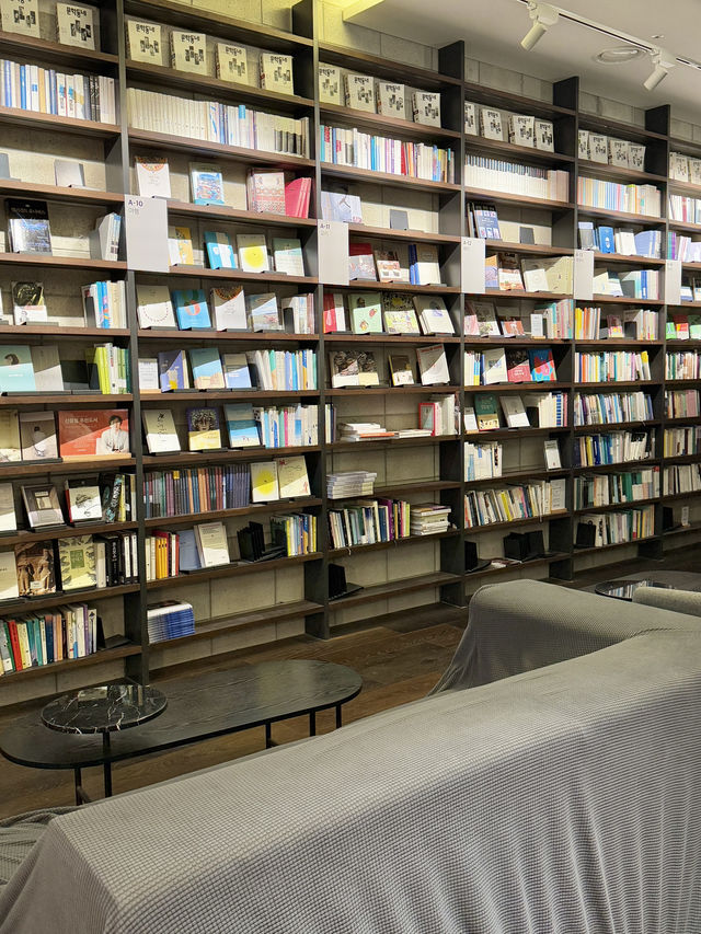 카공하기 좋은 망원 대형 북카페📚