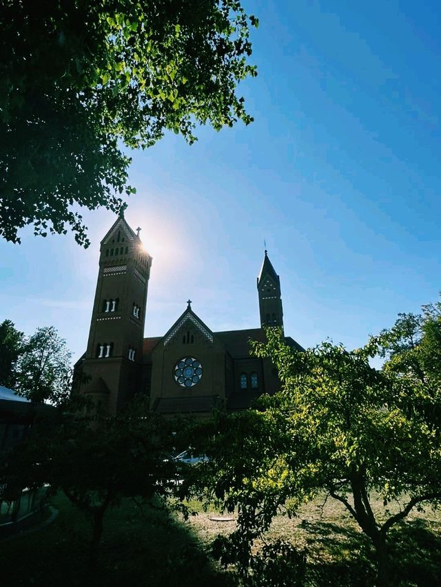 白俄羅斯著名古跡教堂景點：明斯克紅教堂Church of Saints Simon and Helena，適合打卡拍照
