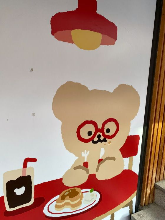 首爾延南洞的萌萌咖啡店——TETEUM！戴著紅框眼鏡的熊熊