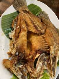 ร้านอาหารทะเลพื้นบ้านลับๆ ในบ้านเพ ระยอง 🦀🦑 