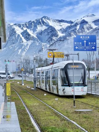 Dujiangyan! The Panda Electric Train Under the Snowy Mountain!