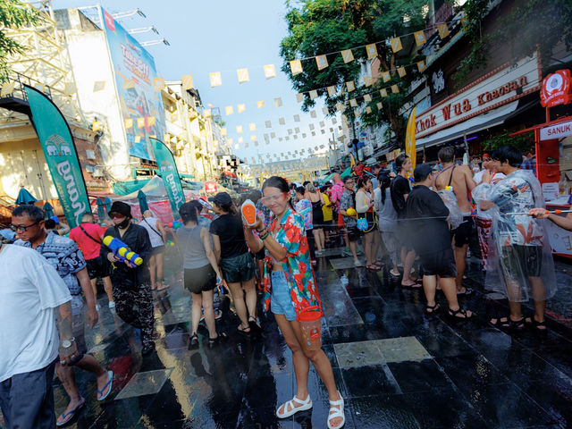 บรรยากาศสงกรานต์ถนนข้าวสาร 2568