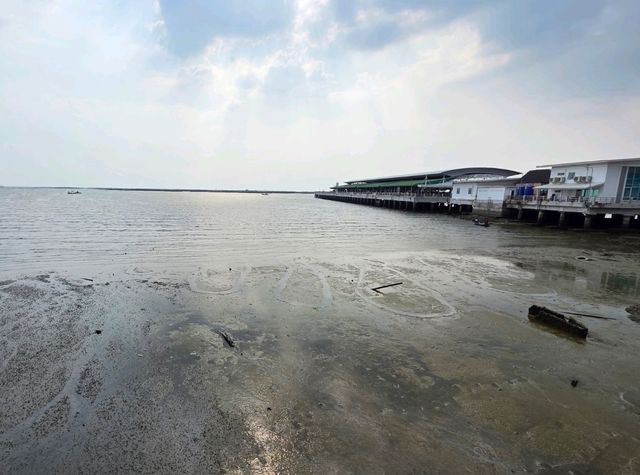 ท่าเทียบเรือประมง ตลาดโบราณ อ่างศิลา