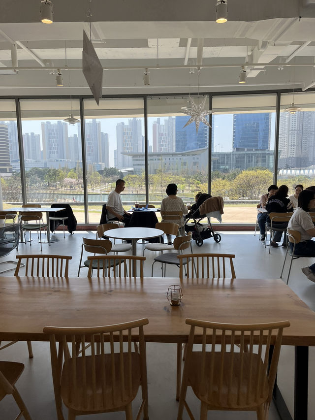 탁트인 센트럴파크 뷰를 보며 마시는 황홀한 커피 한 잔