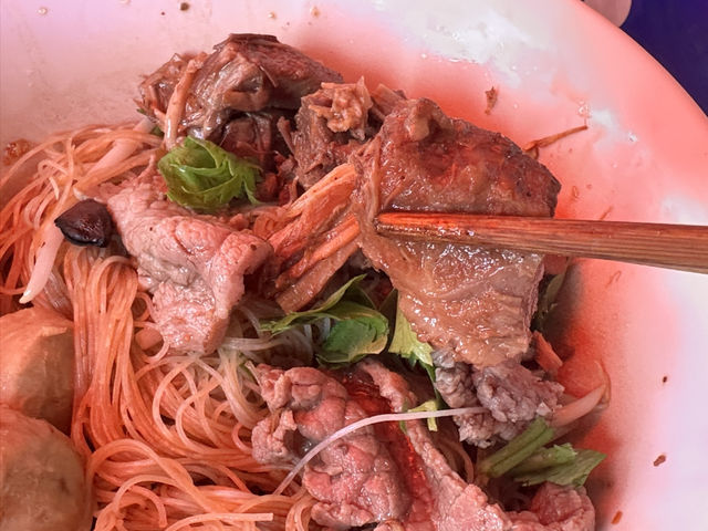 ก๋วยเตี๋ยวเนื้อนายดำ – ตำนานกว่า 40 ปี