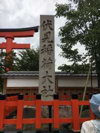 ⛩️ 伏見稻荷大社｜穿越千本鳥居的神秘與靈氣