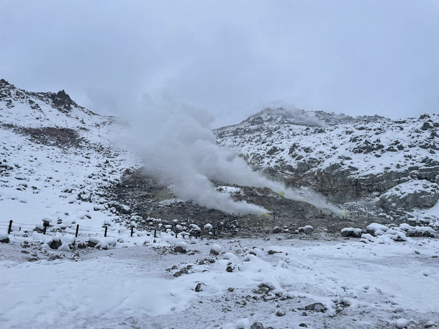 【アトサヌプリ｜北海道・硫黄山（川湯温泉エリア）】  “地球の鼓動”を感じる、大地むき出しの活火山