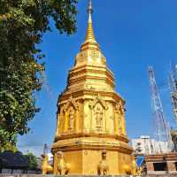 สักการะพระพุทธรูปสมัยสุโขทัยที่วัดคุ้ม