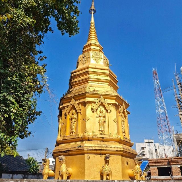 สักการะพระพุทธรูปสมัยสุโขทัยที่วัดคุ้ม