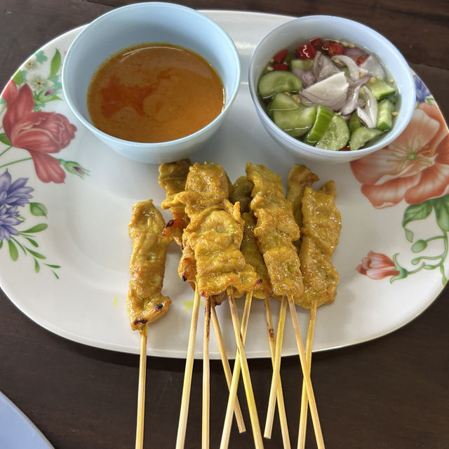 ก๋วยเตี๋ยวมุมโค้ง ร้านดังจังหวัดอ่างทอง