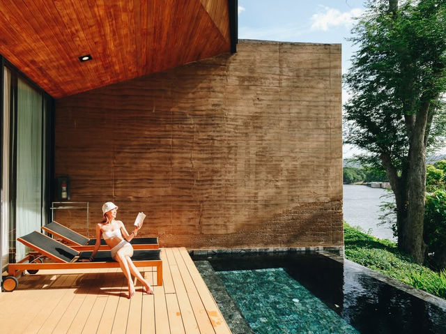 ไปพักผ่อน Pool Villa ริมแม่น้ำแควน้อยกันไหม?