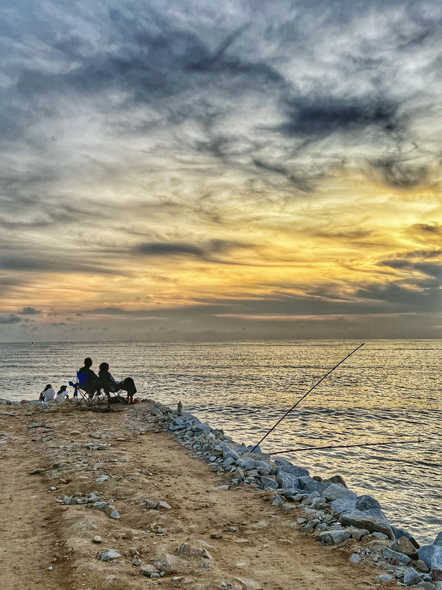 Where the Sea Meets the Sky: Sunset Serenity at Pantai Malindo