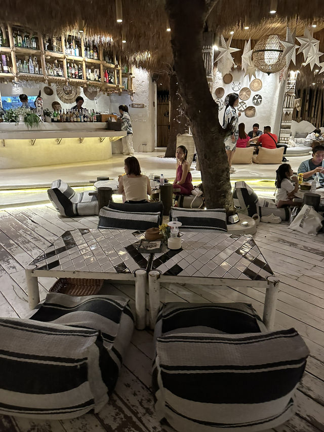 パタヤ🇹🇭トロピカルな海沿いのレストラン“Cave Beach Club”