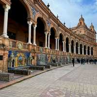 จตุรัสครึ่งวงกลม Plaza de España