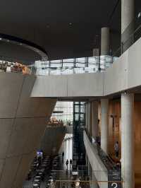 国立新美術館で感じた、空間ごとアートな時間