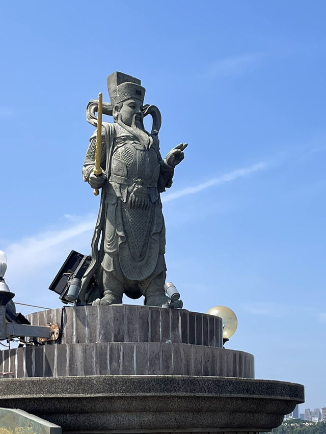 魔幻中國風建築——之💕高雄蓮池潭春秋御閣