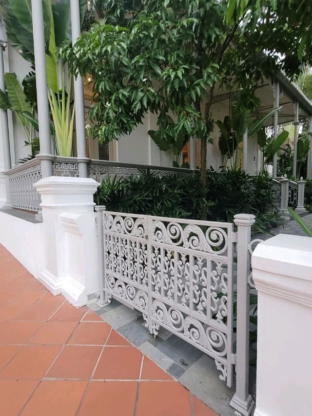 Raffles Hotel's Hidden Garden, Bar and Billiards Room