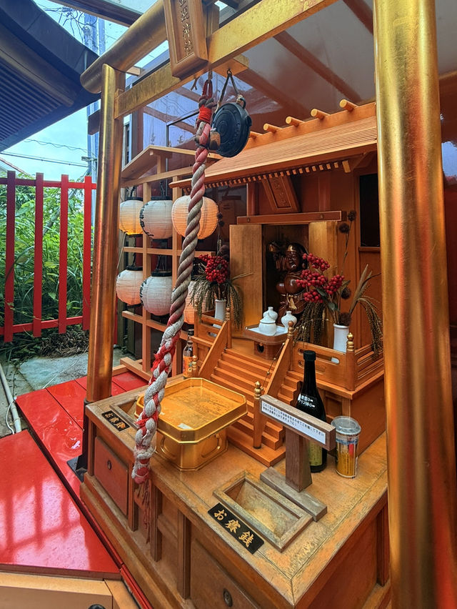 沖繩｜迷你千本鳥居與多彩達摩 城市裡一方心靈寄託-西來院