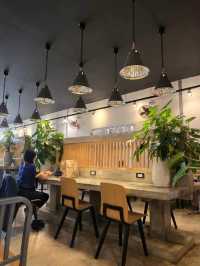 รีวิว Guzzjung cafe' Co-Working Space นิวทาวน์ สกล