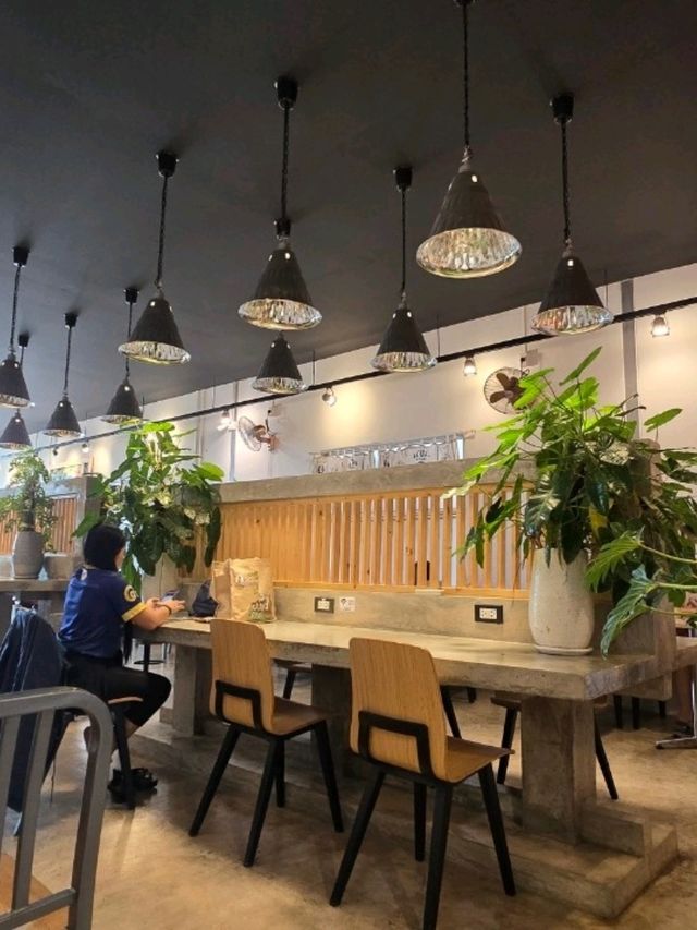 รีวิว Guzzjung cafe' Co-Working Space นิวทาวน์ สกล