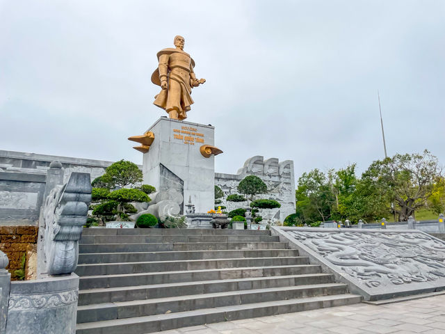 꽝닌 껌파지역 뷰 포인트...쩐꿕당기념비