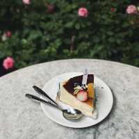  🌸 Fleur Cafe & Eatery – คาเฟ่กลางสวนสไตล์ยุโรป