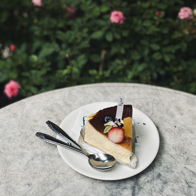  🌸 Fleur Cafe & Eatery – คาเฟ่กลางสวนสไตล์ยุโรป