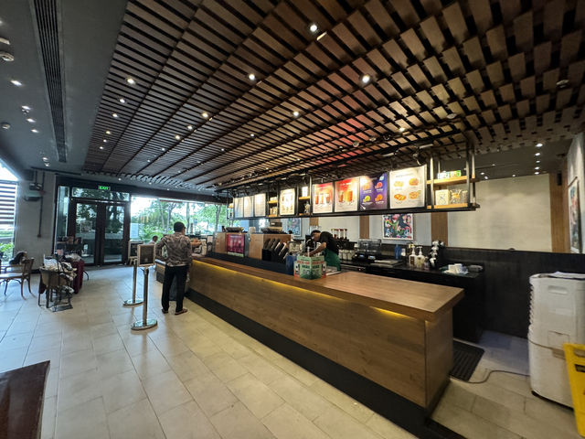 Global Comfort in Phnom Penh: Starbucks @ AEON 2 Mall