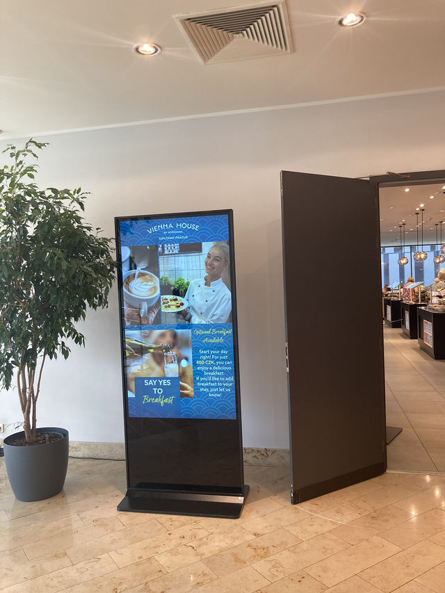 歐洲的飯店餐廳真是只能用大又美來形容