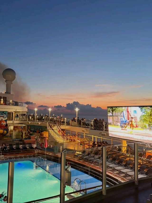 🚢👑 Royal Caribbean Cruises – The King of the Seas! 🌊✨