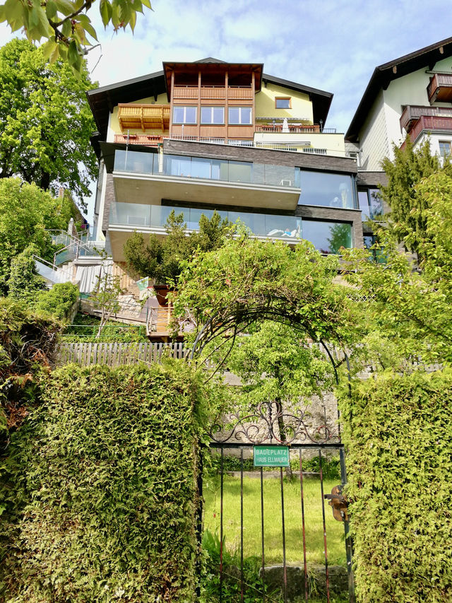 Ivy, instinct, and imagination: a hidden moment near Im Weissen Rössl