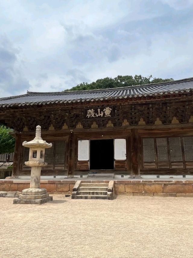 A Peaceful Stroll Through Tongdosa Temple