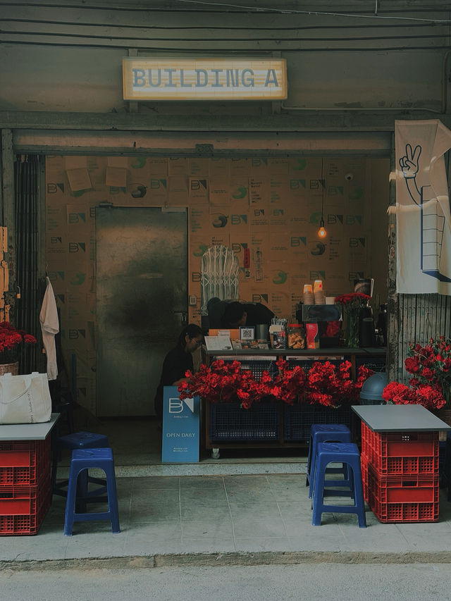 Building A – คาเฟ่สายชิลในกาดหลวง เชียงใหม่ 🧊☕
